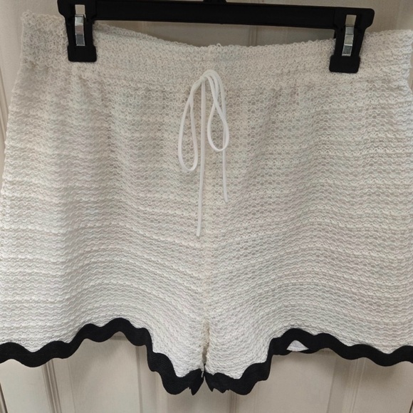 NWT Commense White and Black Scalloped Set - Picture 7 of 10